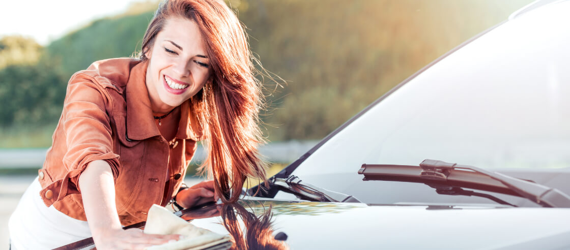 洗車する女性