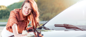洗車する女性